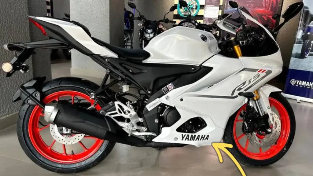Yamaha R15 BS6